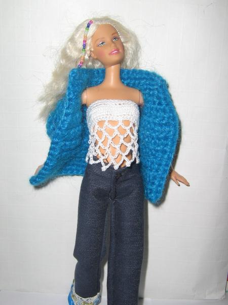 top blanc sur jeans a dentelle