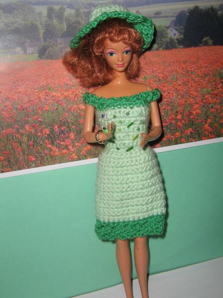 du vert dans un champ de coquelicots